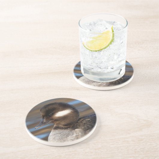 日に照った海に浮かぶ可愛らしい小柄なバッファヘッドアヒル コースター (側面)