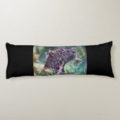 日に照らされたジャングルの中にいるヒョウ ボディピロー (裏面)