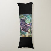 日に照らされたジャングルの中にいるヒョウ ボディピロー (正面縦)