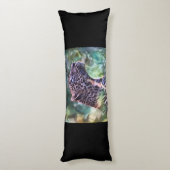 日に照らされたジャングルの中にいるヒョウ ボディピロー (裏面 (縦))