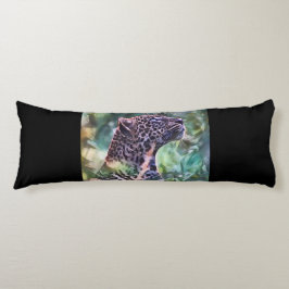 日に照らされたジャングルの中にいるヒョウ ボディピロー