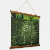 日に照らされた低成長。カーディフ・ブラックワイア・ウッズ 吊り下げ型タペストリー (傾斜あり)