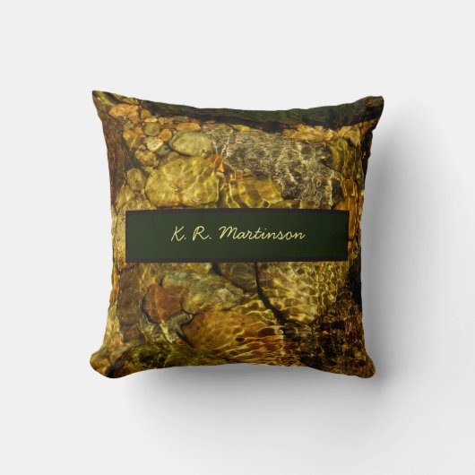 日に照らされた水が岩々にさざパーソナライズされたなみ クッション (正面)