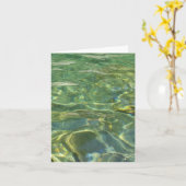 日に照らされた緑の渦巻く水のグリーティングカード カード (黄色い花)