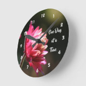 日に照らされた花感動的のある日 ラウンド壁時計 (傾斜)