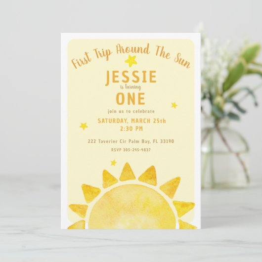 日ののまわりに1番目の誕生日招待状黄色 招待状 (スタンド正面)