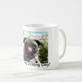 日のマグを舐めるパグ コーヒーマグカップ (正面右)