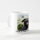 日のマグを舐めるパグ コーヒーマグカップ (正面左)