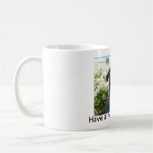 日のマグを舐めるパグ コーヒーマグカップ (左)