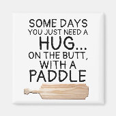 日の中には、パドルでお尻を抱き締める必要があるもの マグネット (正面)