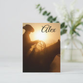 日の入りで馬に乗るカウボーイパーソナライズされた ポストカード (スタンド正面)