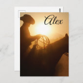 日の入りで馬に乗るカウボーイパーソナライズされた ポストカード (正面/裏面)