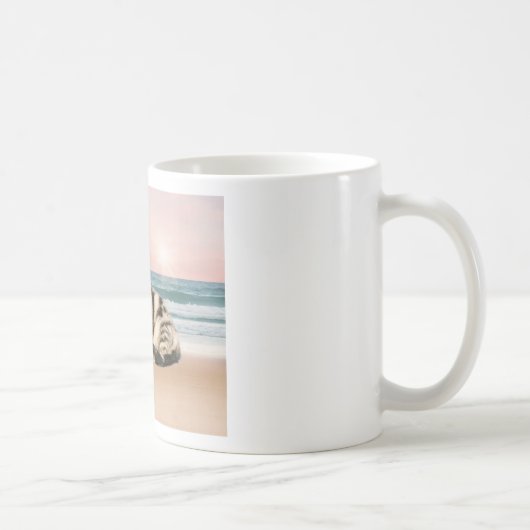 日の入りとビーチに座るよりかわいいしま模様のネコ コーヒーマグカップ (右)