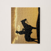 日の入り時に馬に乗ったカウボーイのシルエット ジグソーパズル (縦)