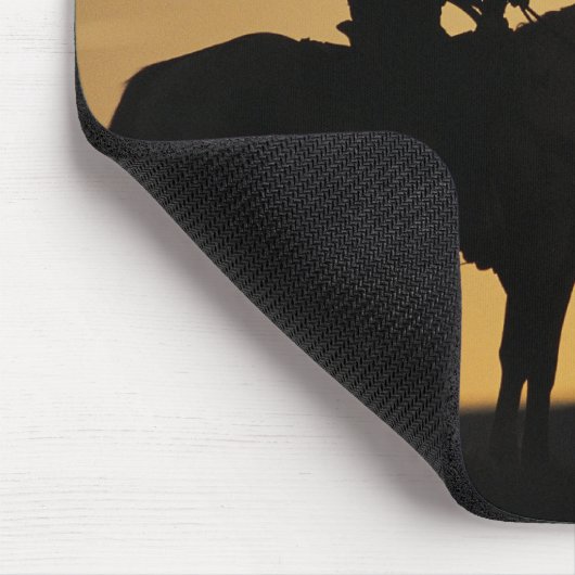 日の入り時に馬に乗ったカウボーイのシルエット マウスパッド (コーナー)