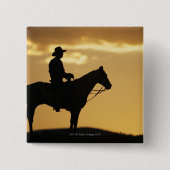 日の入り時に馬に乗ったカウボーイのシルエット 缶バッジ (正面)