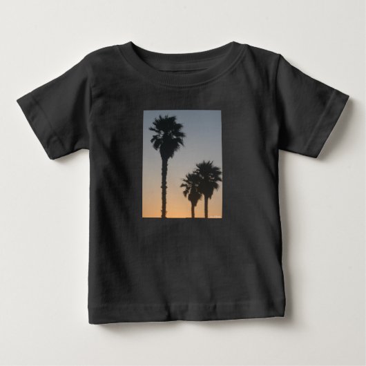 日の入り時のヤシの木 ベビーTシャツ (正面)