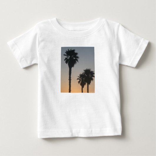 日の入り時のヤシの木 ベビーTシャツ (正面)