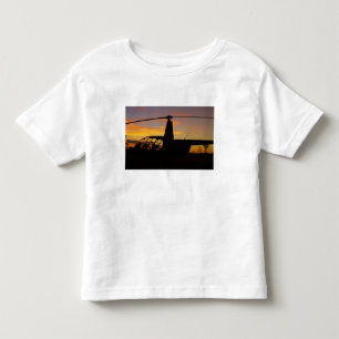 日の入り時のロビンソンR44ヘリコプター トドラーTシャツ