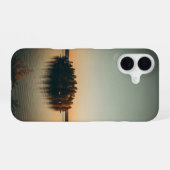 日の入り時のヴィンテージな小島 iPhone 16ケース (裏面横)
