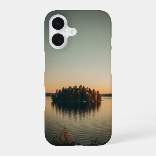 日の入り時のヴィンテージな小島 iPhone 16ケース (裏面)
