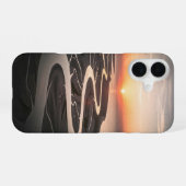 日の入り時のヴィンテージ三角州 iPhone 16ケース (裏面横)