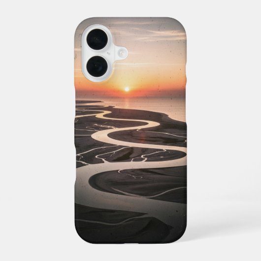 日の入り時のヴィンテージ三角州 iPhone 16ケース (裏面)