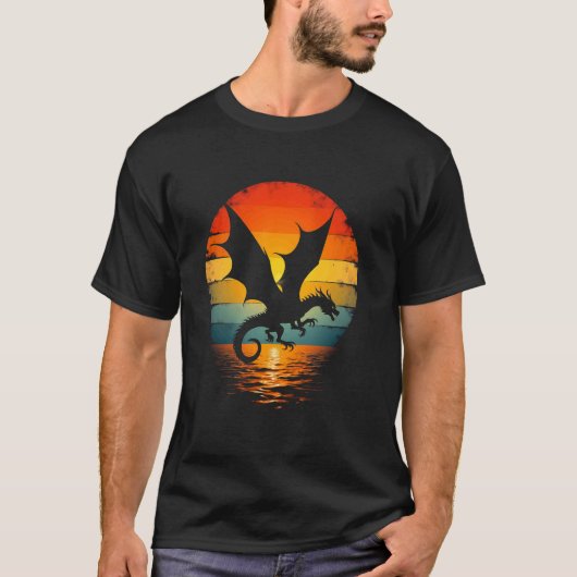 日の入り時の力強いドラゴン Tシャツ (正面)