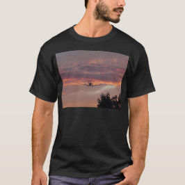 日の入り時の商用ジェット機の着陸 Tシャツ