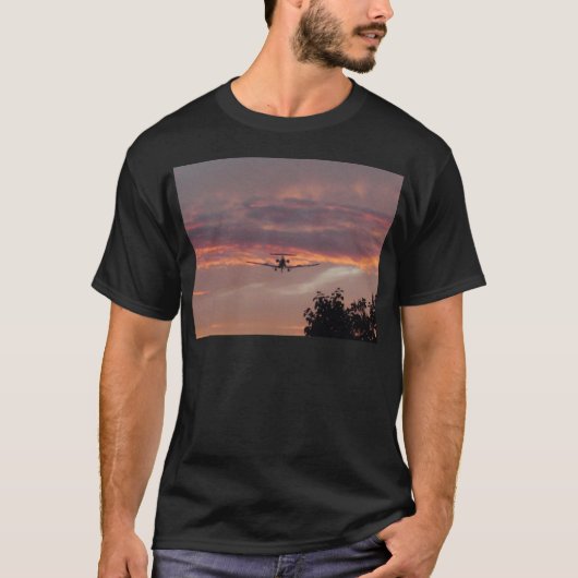 日の入り時の商用ジェット機の着陸 Tシャツ (正面)