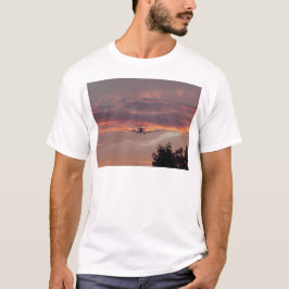 日の入り時の商用ジェット機の着陸 Tシャツ