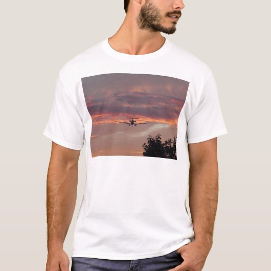 日の入り時の商用ジェット機の着陸 Tシャツ (正面)