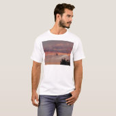 日の入り時の商用ジェット機の着陸 Tシャツ (正面フル)