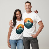 日の入り時の山のシルエット Tシャツ (ユニセックス)