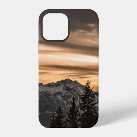 日の入り時の雪に覆われた山 iPhoneケース (裏面)
