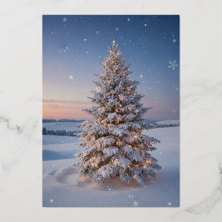 日の入り時の魔法の雪に覆われたクリスマスツリー 箔シーズンカード