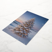 日の入り時の魔法の雪に覆われたクリスマスツリー 箔シーズンカード (回転した状態)