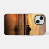 日の入り 海辺の栈橋 iPhone 15ケース (裏面横)