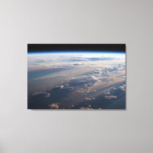 日の出がフィリピン海に長い影を落とす キャンバスプリント (正面)