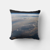 日の出がフィリピン海に長い影を落とす クッション (正面)