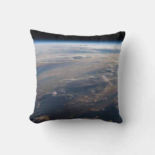 日の出がフィリピン海に長い影を落とす クッション (正面)