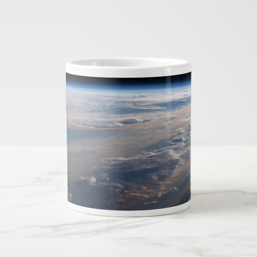 日の出がフィリピン海に長い影を落とす ジャンボコーヒーマグカップ (正面)