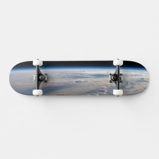 日の出がフィリピン海に長い影を落とす スケートボード (横)