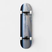 日の出がフィリピン海に長い影を落とす スケートボード (正面)