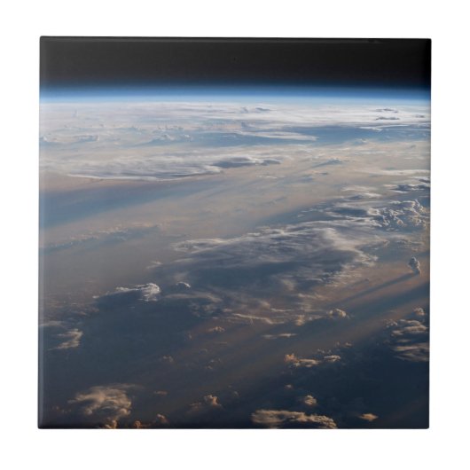 日の出がフィリピン海に長い影を落とす タイル (正面)