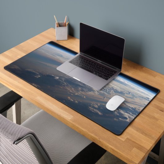 日の出がフィリピン海に長い影を落とす デスクマット (オフィス2)