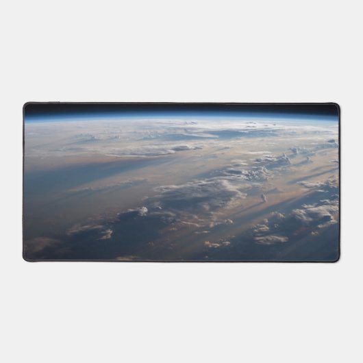 日の出がフィリピン海に長い影を落とす デスクマット (正面)