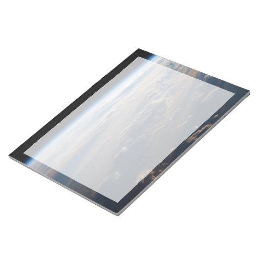 日の出がフィリピン海に長い影を落とす ノートパッド (アングル)