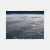 日の出がフィリピン海に長い影を落とす フリースブランケット (正面(横))