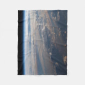 日の出がフィリピン海に長い影を落とす フリースブランケット (正面)